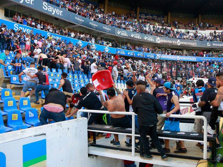Querétaro puede ser desafiliado de la Liga MX por la batalla campal de sus hinchas con los de Atlas