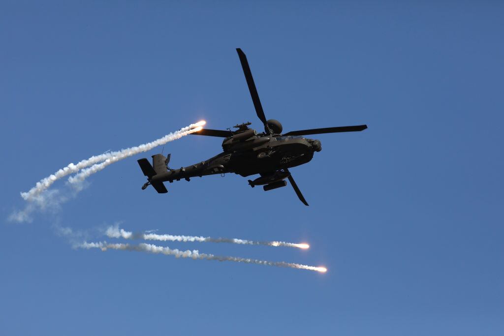 Helicóptero apache dispara en ejercicio militar entre Corea del Sur y EEUU