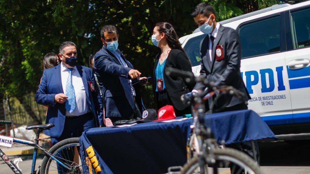 08 de enero de 2022/SANTIAGO El Ministro del Interior, Rodrigo Delgado junto al prefecto general, José Ortiz, subdirector de Inteligencia, Crimen Organizado y Seguridad Migratoria, entregaron antecedentes de la detención de dos ciudadanos colombianos de 19 y 20 años, por su presunta responsabilidad en el robo con homicidio de un trabajador de pastelería en calle Portugal, comuna de Santiago, hecho ocurrido el pasado 3 de enero.
FOTO :CRISTOBAL ESCOBAR /AGENCIAUNO