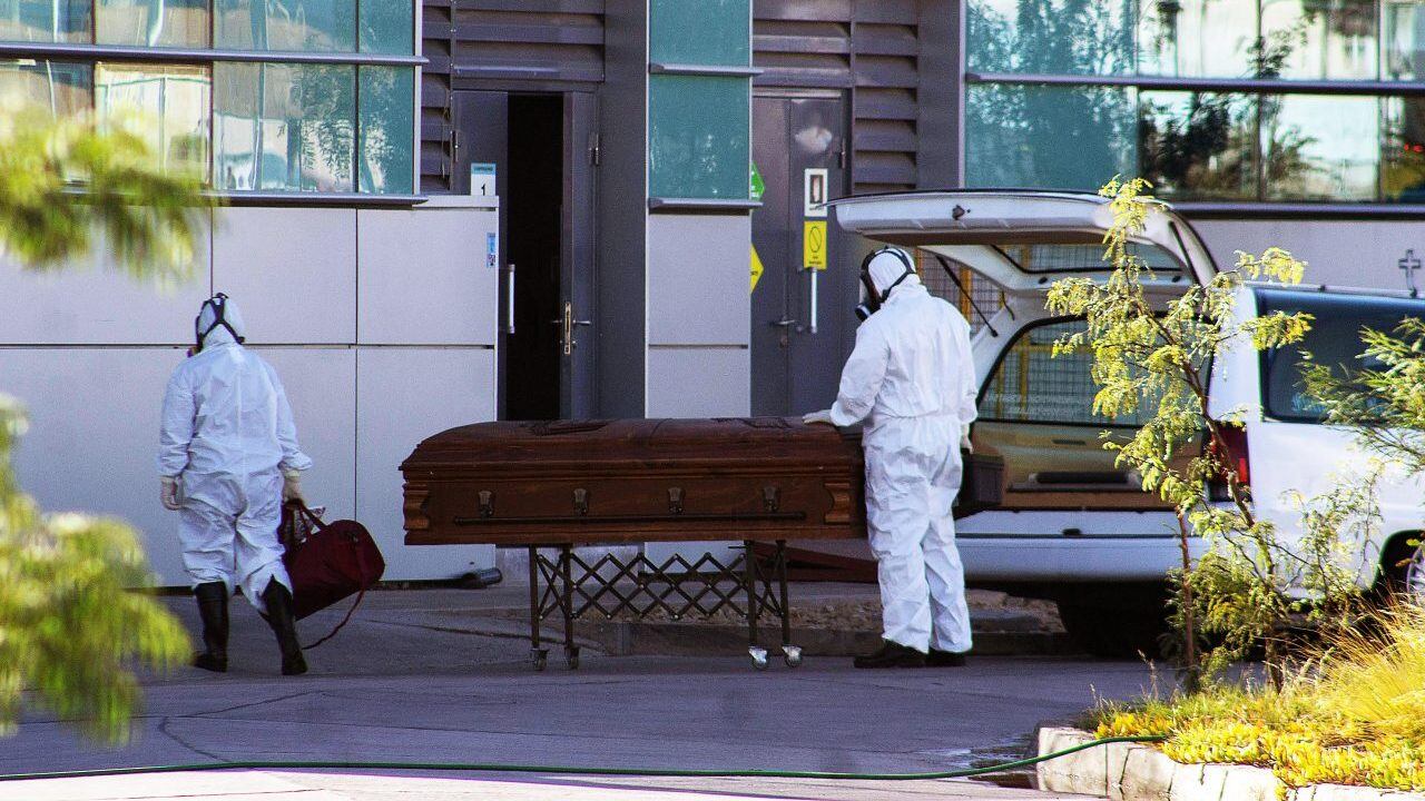 12 de JUNIO de 2020/CALAMAUna carroza funebre en el Hospital Carlos Cisternas después que se registraron 12 muertes , durante la cuarentena total decretada por el ministerio de salud debido a la pandemia de COVID-19
FOTO: ALFONSO FERNÁNDEZ /AGENCIAUNO