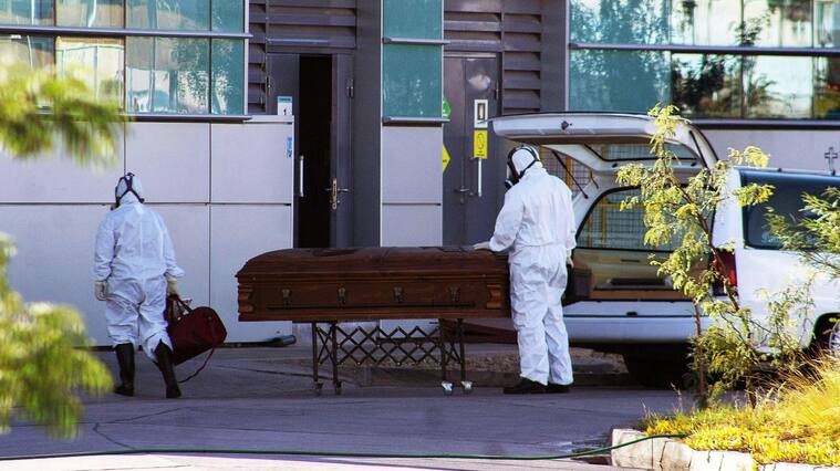 12 de JUNIO de 2020/CALAMAUna carroza funebre en el Hospital Carlos Cisternas después que se registraron 12 muertes , durante la cuarentena total decretada por el ministerio de salud debido a la pandemia de COVID-19
FOTO: ALFONSO FERNÁNDEZ /AGENCIAUNO