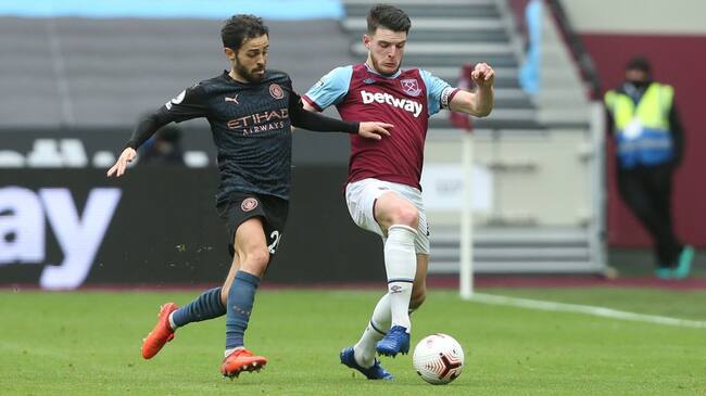 LONDON, ENGLAND - OCTOBER 24: West Ham United's Declan Rice and Manchester City's Bernardo Silva during the Premier League match between West Ham United and Manchester City at London Stadium on October 24, 2020 in London, United Kingdom. (Photo by Rob Newell - CameraSport via Getty Images)