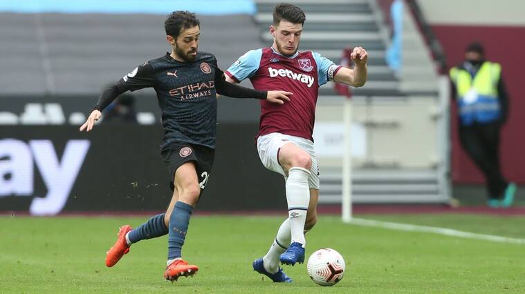 LONDON, ENGLAND - OCTOBER 24: West Ham United's Declan Rice and Manchester City's Bernardo Silva during the Premier League match between West Ham United and Manchester City at London Stadium on October 24, 2020 in London, United Kingdom. (Photo by Rob Newell - CameraSport via Getty Images)