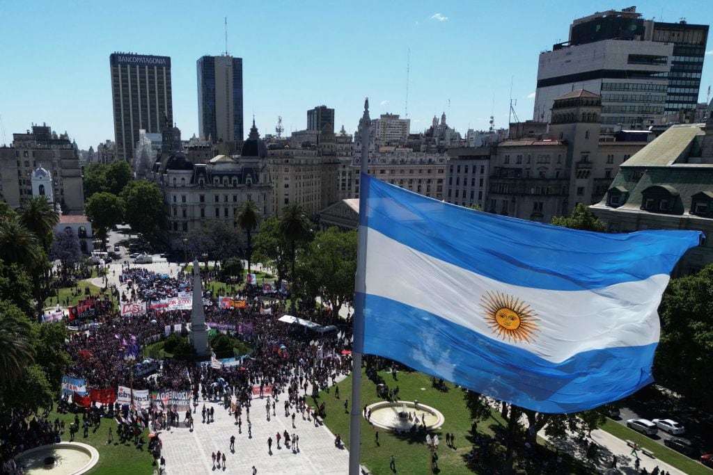 Primera marcha contra Milei en Argentina: se registran primeros incidentes y una serie de calles cortadas