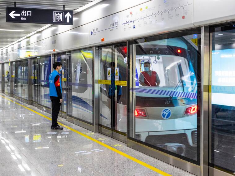 El metro vacío en la ciudad de Ningbo por la cuarentena anticovid