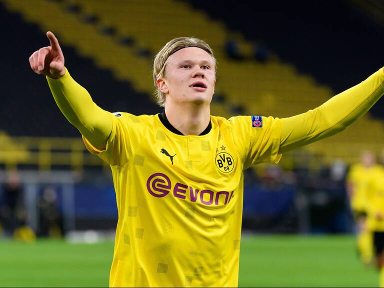 DORTMUND, GERMANY - NOVEMBER 24: (BILD ZEITUNG OUT) Erling Haaland of Borussia Dortmund celebrates after scoring his team&#039;s first goal during the UEFA Champions League Group F stage match between Borussia Dortmund and Club Brugge KV at Signal Iduna Park on November 24, 2020 in Dortmund Germany. (Photo by Alex Gottschalk/DeFodi Images via Getty Images)
