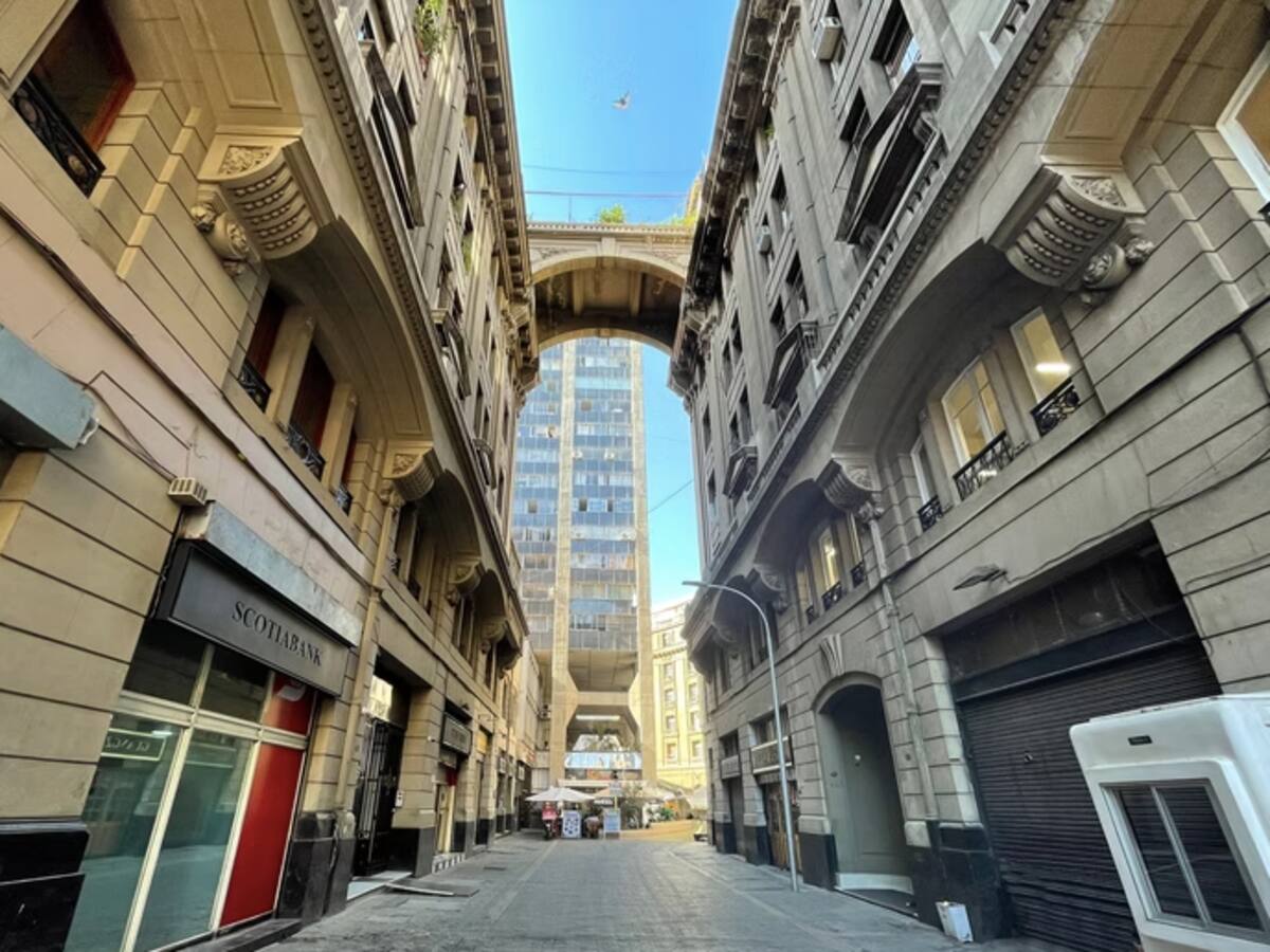 Arriendan histórico departamento con “puente” entre edificios en pleno centro de Santiago