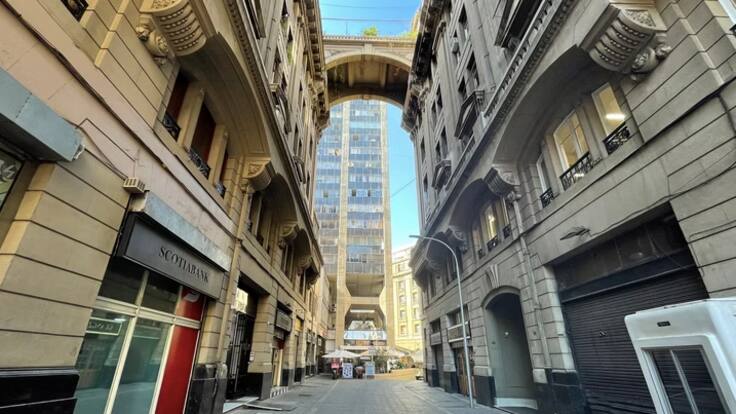 Arriendan histórico departamento con “puente” entre edificios en pleno centro de Santiago