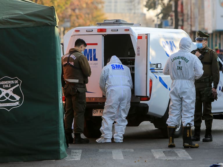 Personal del Servicio Medico Legal se lleva los restos de las dos victimas mortales mientras LABOCAR pericia el lugar.FOTO: LUKAS SOLÍS/AGENCIAUNO