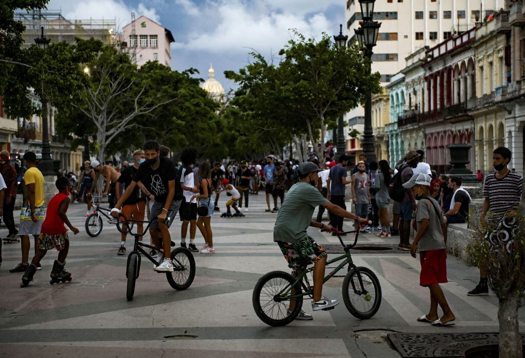 Las personas disfrutan una  zona de la capital de Cuba