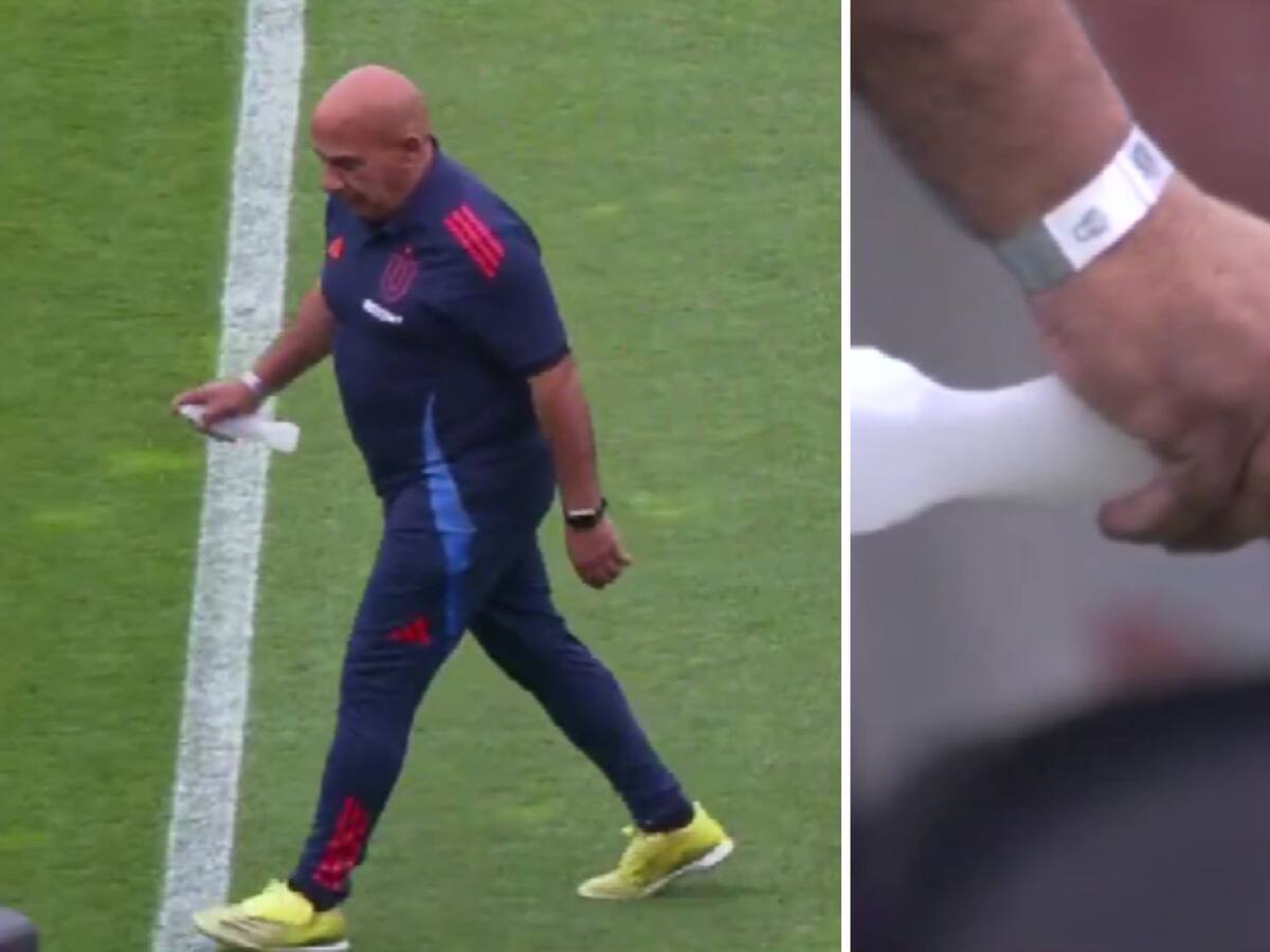 Cuerpo técnico de la U rocía con agua bendita la cancha del Monumental antes del Superclásico
