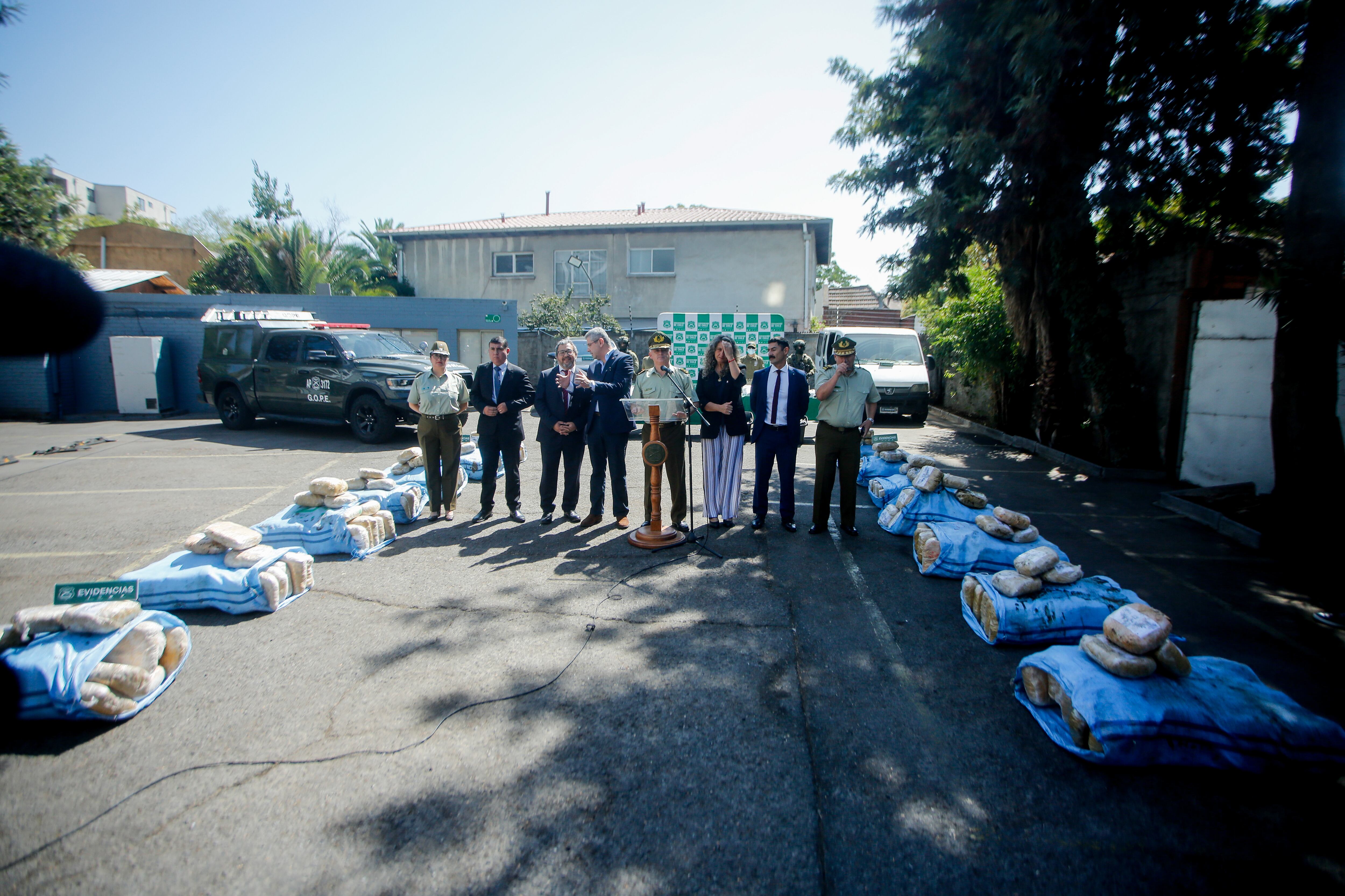 14 de marzo de 2026/PROVIDENCIA
El OS7 de Carabineros, junto a la Subsecretaria de Prevención del Delito, Ana Victoria Quintana, al Subsecretario de Seguridad Pública, Andrés Jouannet y al General Director de Carabineros, Marcelo Araya, dieron a conocer los resultados de una investigación que “permitió desarticular una organización dedicada al tráfico de drogas, logrando la incautación de más de 240 kilos de ketamina. Asimismo, tras un segundo operativo desarrollado por el Departamento OS7 en coordinación con la Fiscalía de Ovalle, se informarán los resultados de un proceso investigativo que permitió decomisar cerca de 500 kilos de marihuana.
FOTO: HANS SCOTT/AGENCIAUNO