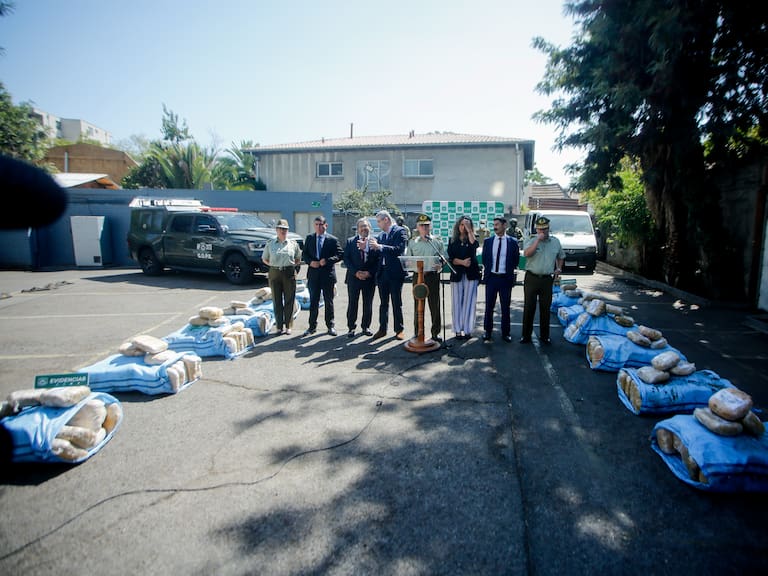 14 de marzo de 2026/PROVIDENCIA
El OS7 de Carabineros, junto a la Subsecretaria de Prevención del Delito, Ana Victoria Quintana, al Subsecretario de Seguridad Pública, Andrés Jouannet y al General Director de Carabineros, Marcelo Araya, dieron a conocer los resultados de una investigación que “permitió desarticular una organización dedicada al tráfico de drogas, logrando la incautación de más de 240 kilos de ketamina. Asimismo, tras un segundo operativo desarrollado por el Departamento OS7 en coordinación con la Fiscalía de Ovalle, se informarán los resultados de un proceso investigativo que permitió decomisar cerca de 500 kilos de marihuana.
FOTO: HANS SCOTT/AGENCIAUNO
