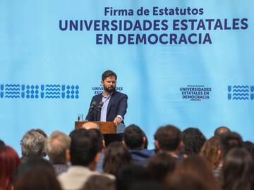 Presidente Boric firma nuevos estatutos legales de 13 universidades estatales