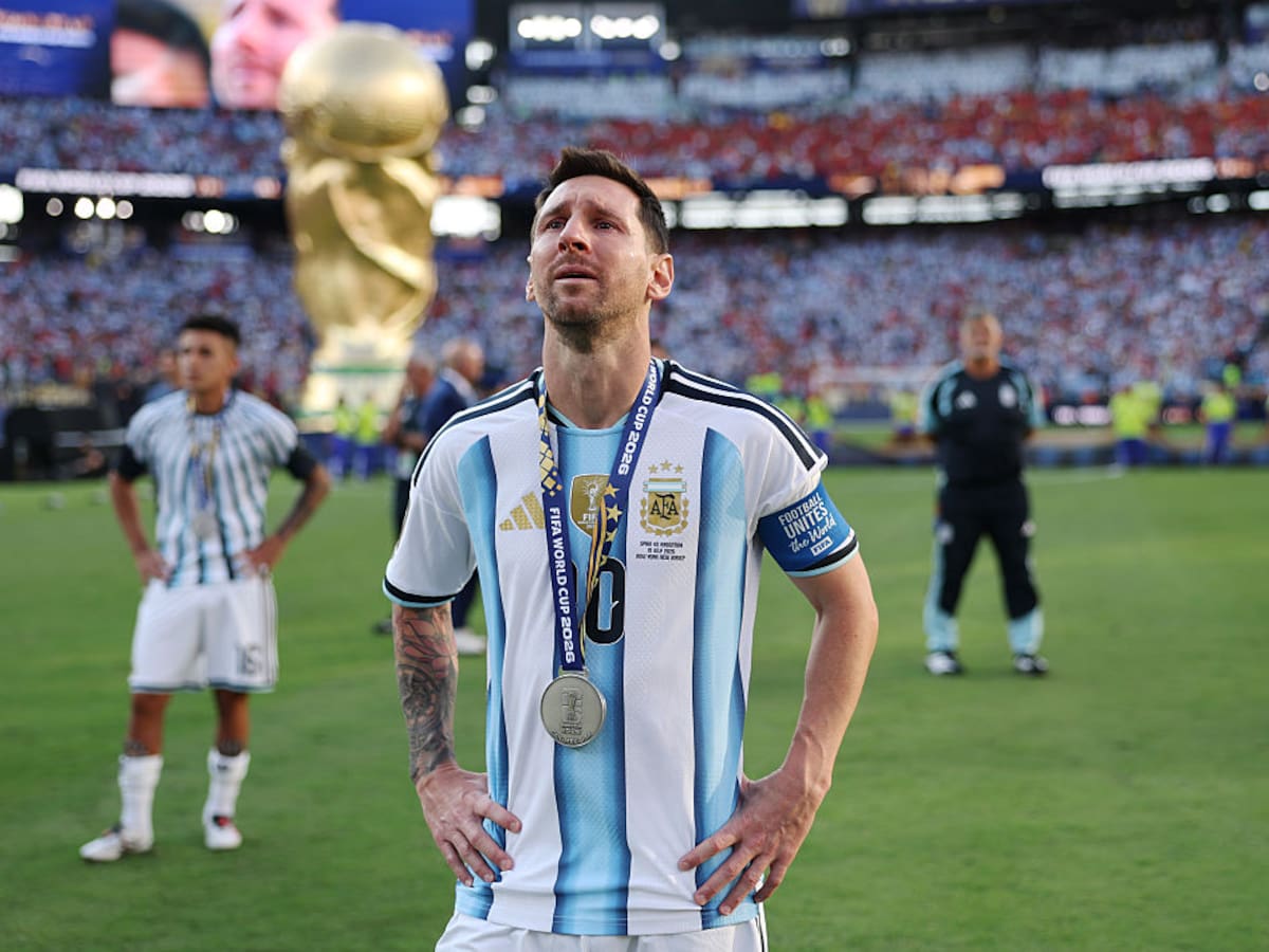 Desconsolado: el amargo llanto de Lionel Messi tas recibir la medalla de segundo lugar en el Mundial