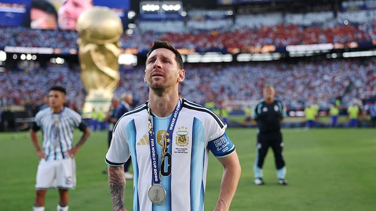 Desconsolado: el amargo llanto de Lionel Messi tas recibir la medalla de segundo lugar en el Mundial