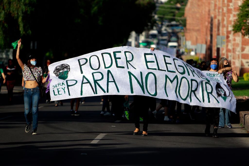 Mujeres protestan a favor de sus derechos reproductivos en Querétaro