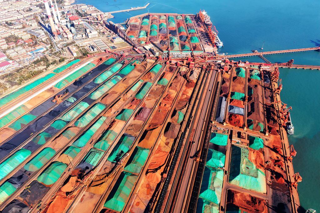 Vista aérea del envío de hiero en el puerto de Qingdao en el este de China