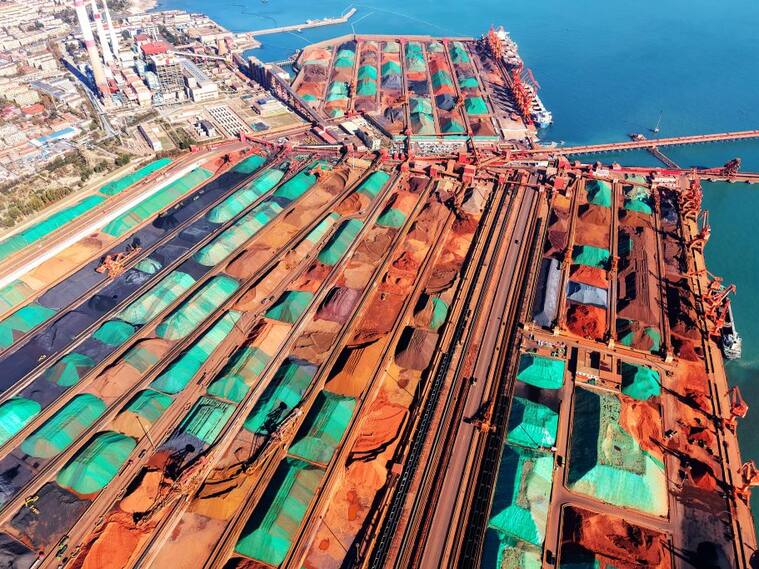 Vista aérea del envío de hiero en el puerto de Qingdao en el este de China