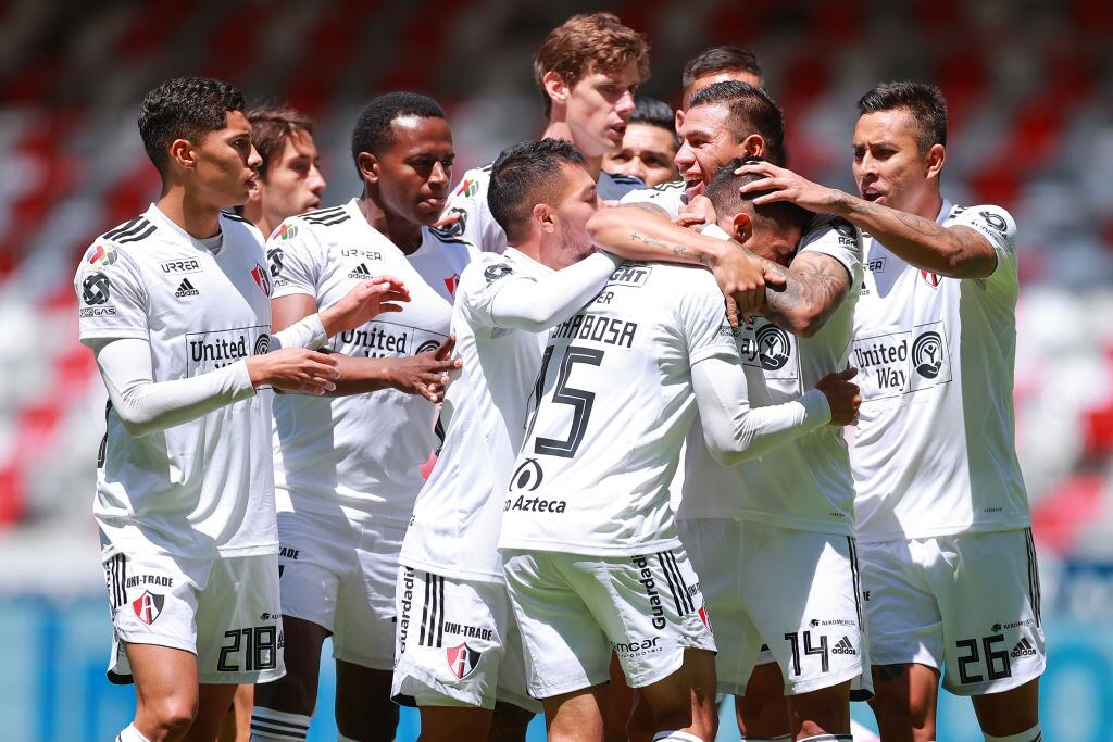 Los futbolistas del Atlas Fútbol Club festejan un gol en la Liga MX