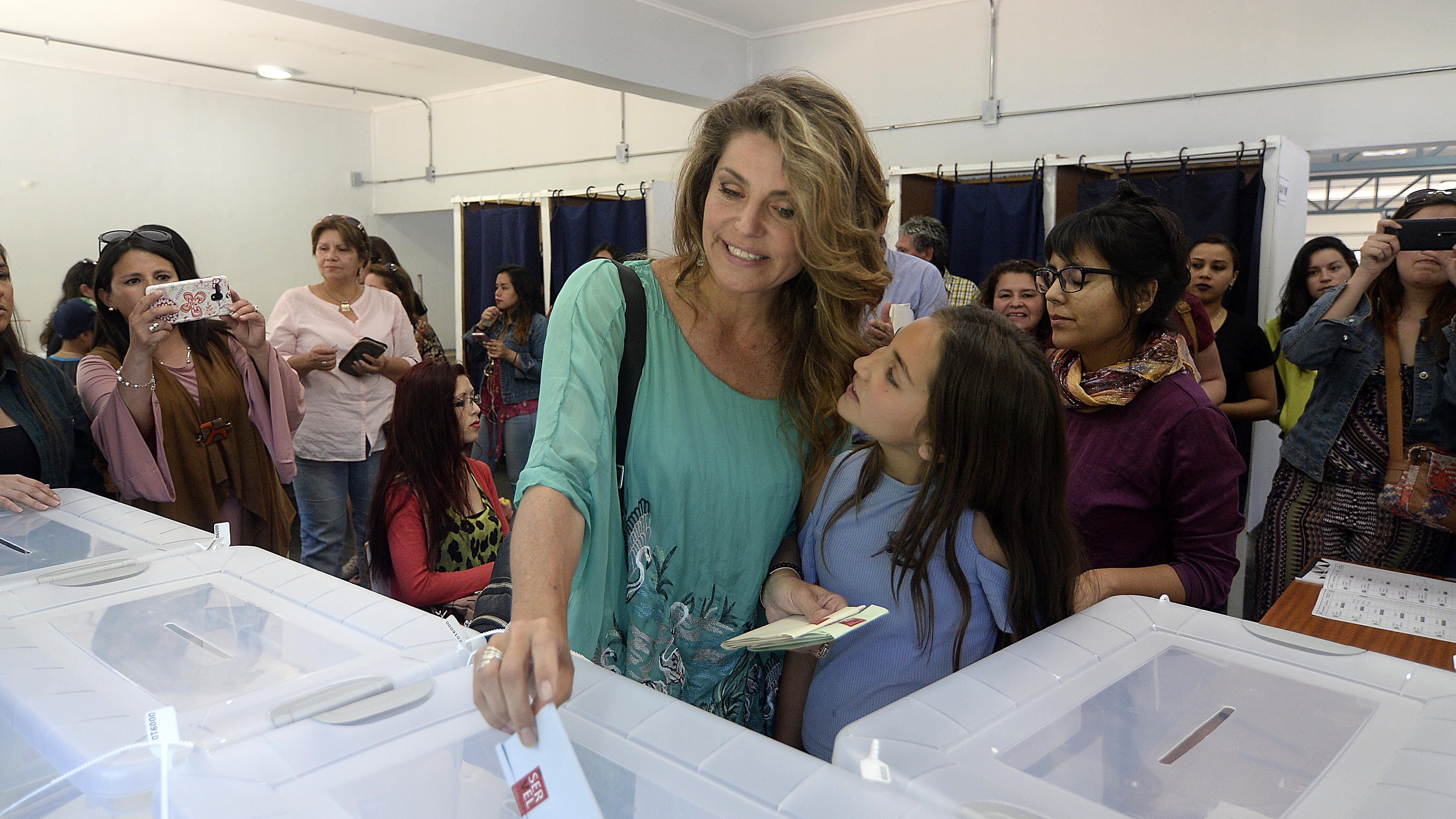 19 Noviembre  2017 / VALPARAISOLa diputada  Andrea Molina  llego a votar al Colegio Del Valle en Quillota,durante las elecciones presidenciales, parlamentarias , consejero regionales 2017
FOTO: PABLO OVALLE ISASMENDI/AGENCIAUNO
