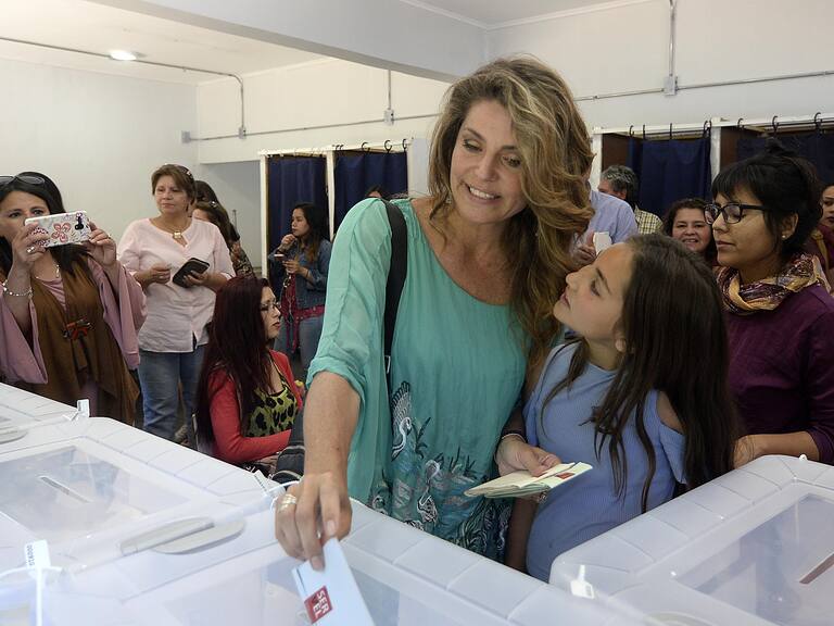 19 Noviembre 2017 / VALPARAISOLa diputada Andrea Molina llego a votar al Colegio Del Valle en Quillota,durante las elecciones presidenciales, parlamentarias , consejero regionales 2017
FOTO: PABLO OVALLE ISASMENDI/AGENCIAUNO