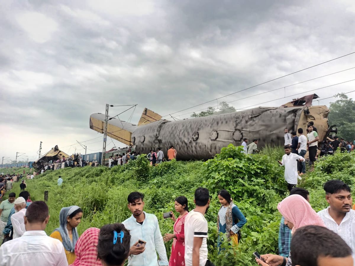 En India al menos 15 personas fallecen tras el choque de dos trenes