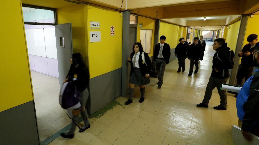 05 DE MARZO DE 2019/VALPARAISOEsta mañana se dio inicio al año escolar 2019 en la región de Valparaíso. En el puerto, se vio a cientos de niños y jovenes con uniforme en ruta a sus colegios ubicados en la avenida Argentina.
FOTO: LEONARDO RUBILAR CHANDIA/AGENCIAUNO