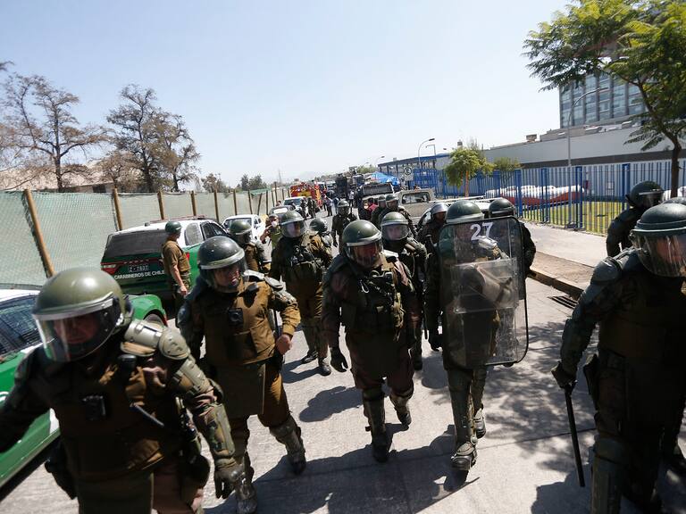 Fuerzas especiales fuera del penal Santiago 1