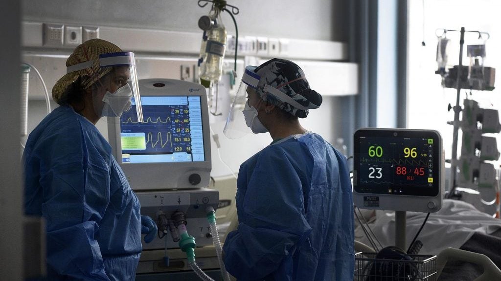 22 de JUNIO de 2020/VALPARAISODos enfermeras cuidan a un paciente con COVID-19 en la unidad de cuidados intermedios (UCIM) en el hospital Carlos Van Buren a una semana de la cuarentena total por la pandemia coronavirus que vive el país
FOTO: PABLO OVALLE ISASMENDI/AGENCIAUNO