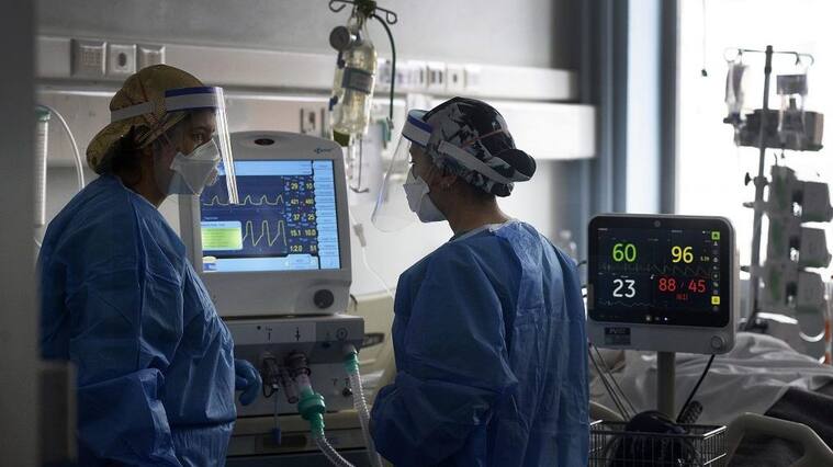 22 de JUNIO de 2020/VALPARAISODos enfermeras cuidan a un paciente con COVID-19 en la unidad de cuidados intermedios (UCIM) en el hospital Carlos Van Buren a una semana de la cuarentena total por la pandemia coronavirus que vive el país
FOTO: PABLO OVALLE ISASMENDI/AGENCIAUNO