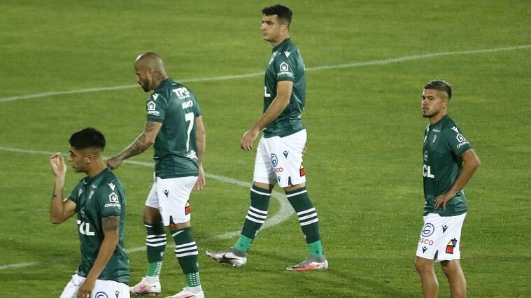 24 DE ABRIL DE 2021/VALPARAISOJugadores de Santiago Wanderers, durante el partido valido por la fecha 5 del Campeonato Nacional AFP PlanVital 2021, entre Santiago Wanderers y Nublense, disputado en el Estadio Elias Figueroa Brander de Valparaiso.
FOTO: LEONARDO RUBILAR CHANDIA/AGENCIAUNO