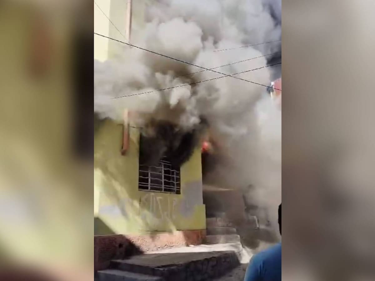Voraz incendio afecta casona en Valparaíso: Bomberos controlan las llamas que consumieron por completo la vivienda