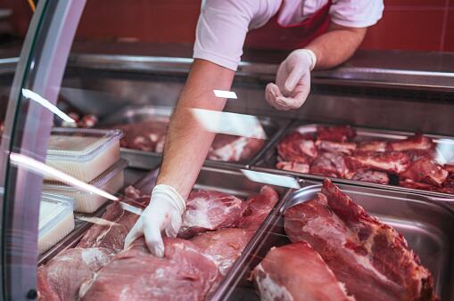 Expertos de la U. de Chile advierten sobre riesgo potencialmente mortal a la hora de consumir carnes