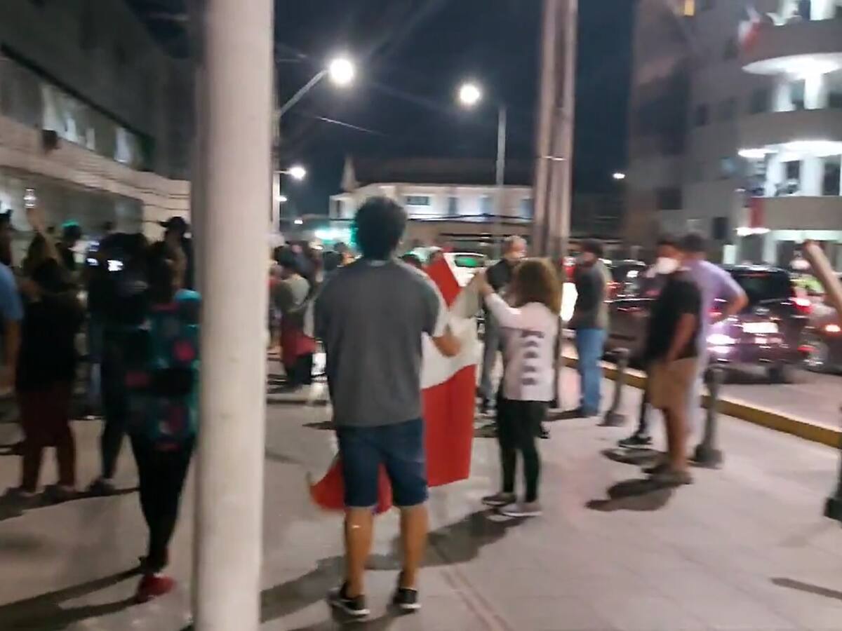Vecinos de Iquique realizaron manifestaciones tras agresión de sujetos contra Carabineros en Cavancha