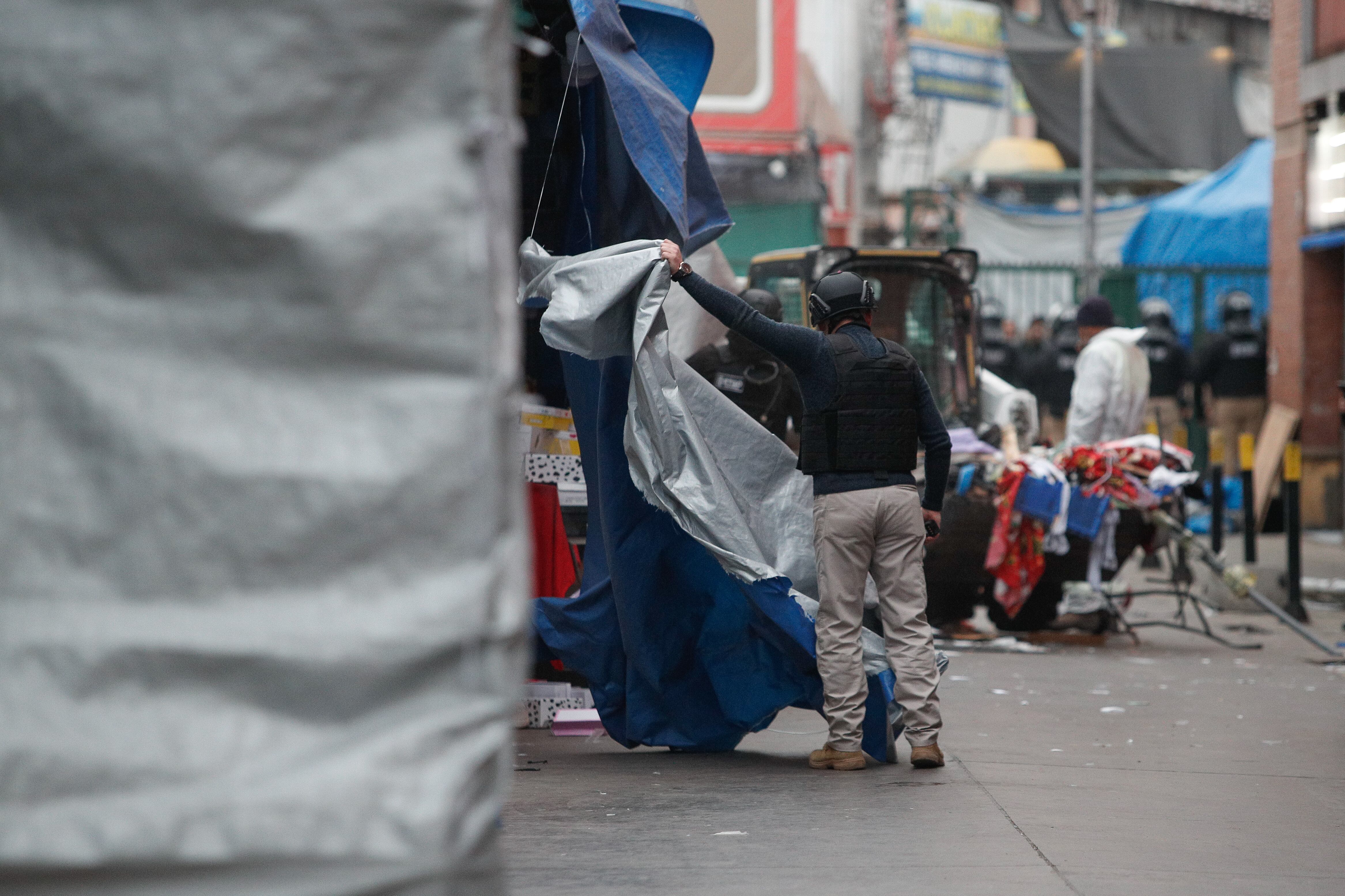 29 DE JULIO DE 2025 / SANTIAGOCarabineros junto a Seguridad Municipal de Santiago realizan operativo de desalojo de kioskos irregulares de calle Meiggs en la comuna de Santiago, con la participación del Alcalde Mario Desbordes, el delegado Presidencial Gonzalo Durán y el Seremi de Seguridad Alejandro Jiménez 
FOTO: DIEGO MARTIN / AGENCIAUNO