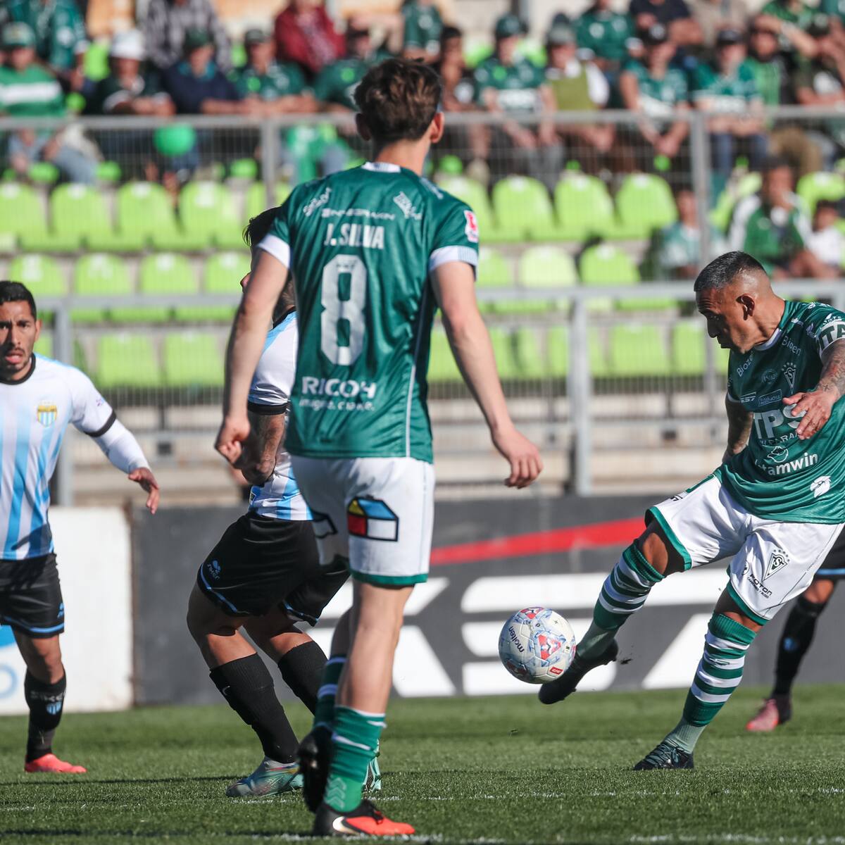 Santiago Wanderers revierte el marcador en 8 minutos y sube al liderato de la Primera B