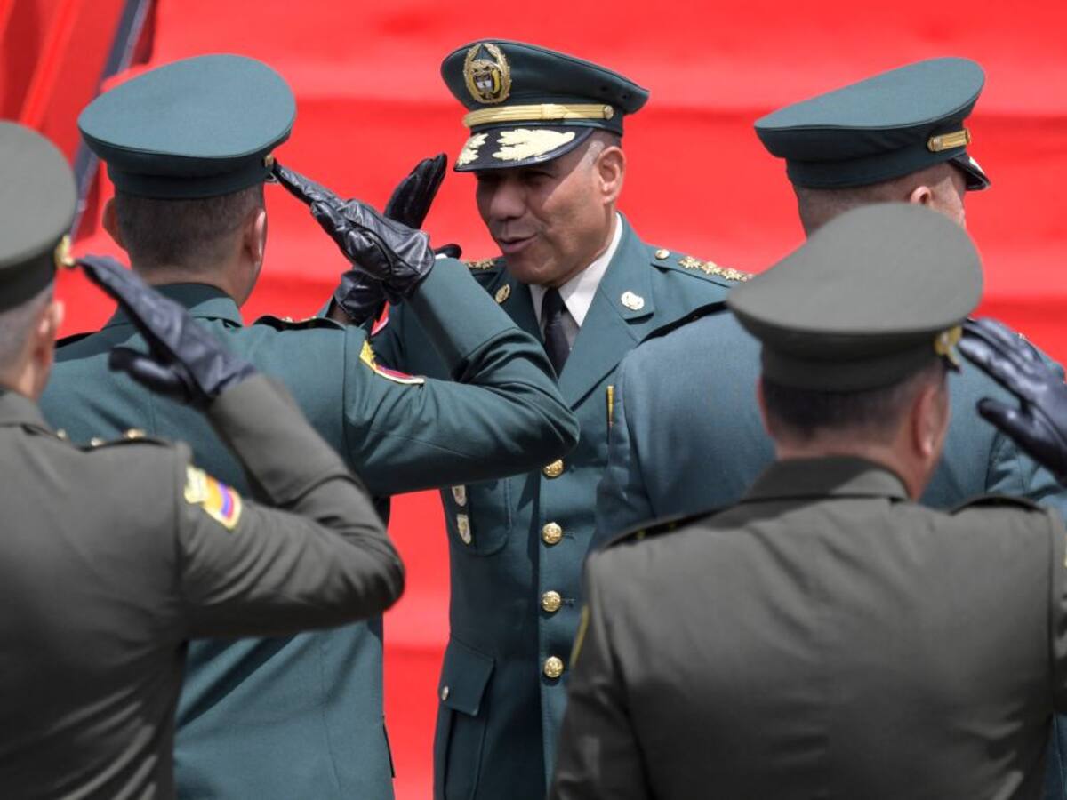 Presidente de Colombia cambia cúpulas de FFAA y Policía