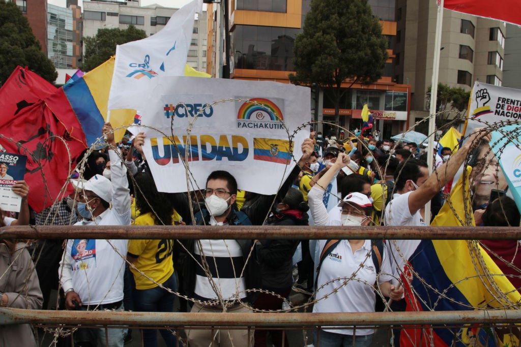 Manifestantes llegan ante la sede del Consejo Nacional Electoral