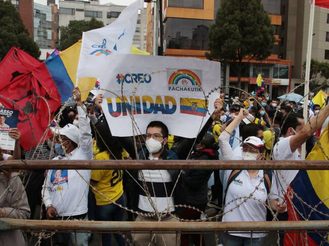 Manifestantes llegan ante la sede del Consejo Nacional Electoral