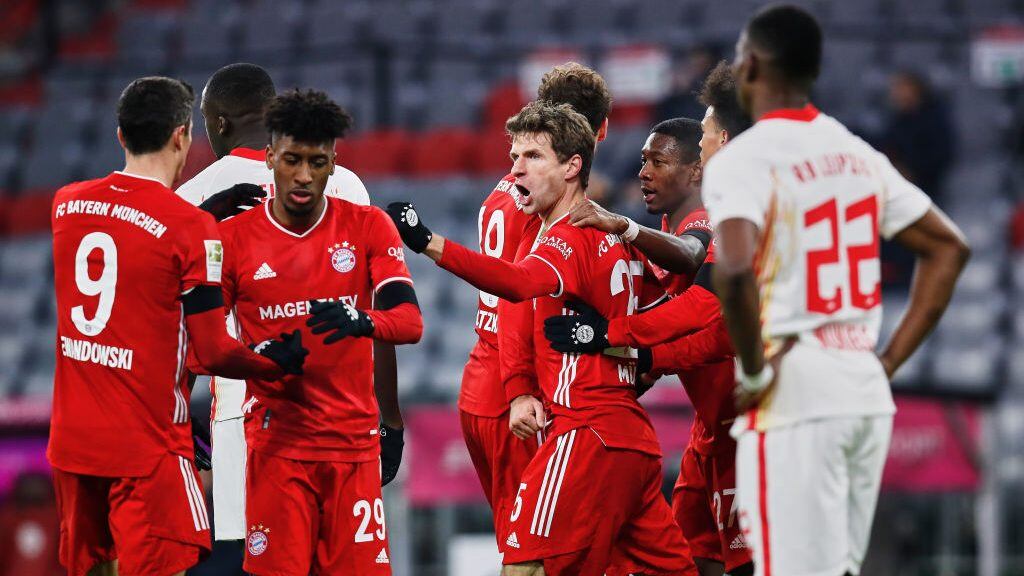 MUNICH, GERMANY - DECEMBER 05: Thomas Mueller of FC Bayern Muenchen (C) celebrates with teammates celebrates after scoring his team's second goal during the Bundesliga match between FC Bayern Muenchen and RB Leipzig at Allianz Arena on December 05, 2020 in Munich, Germany. (Photo by M. Donato/FC Bayern via Getty Images)