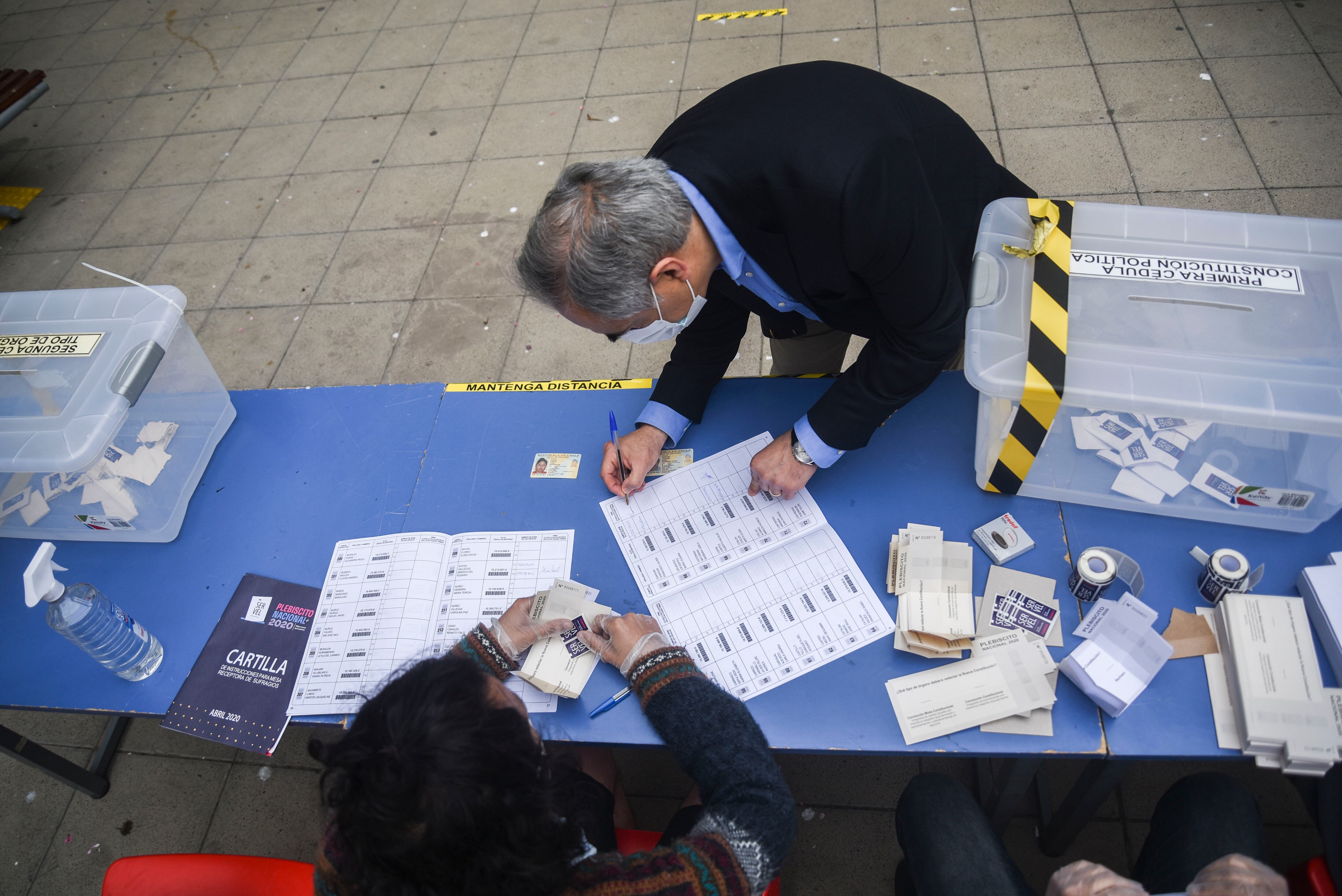 25 DE OCTUBRE DE 2020 / VIA DEL MARSenador Francisco Chahuan firma acta para votacin, durante las votaciones en el Plebiscito Nacional para decidir sobre la realizacin de una Nueva Constitucin.
FOTO: MIGUEL MOYA / AGENCIAUNO