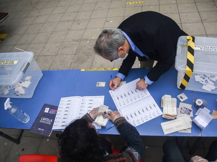 25 DE OCTUBRE DE 2020 / VIA DEL MARSenador Francisco Chahuan firma acta para votacin, durante las votaciones en el Plebiscito Nacional para decidir sobre la realizacin de una Nueva Constitucin.
FOTO: MIGUEL MOYA / AGENCIAUNO