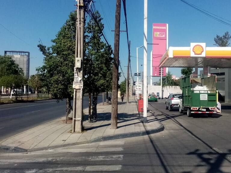 Balacera en bencinera de Cerrillos genera temor en trabajadores: desconocidos huyeron tras disparar contra sujeto que cargaba combustible
