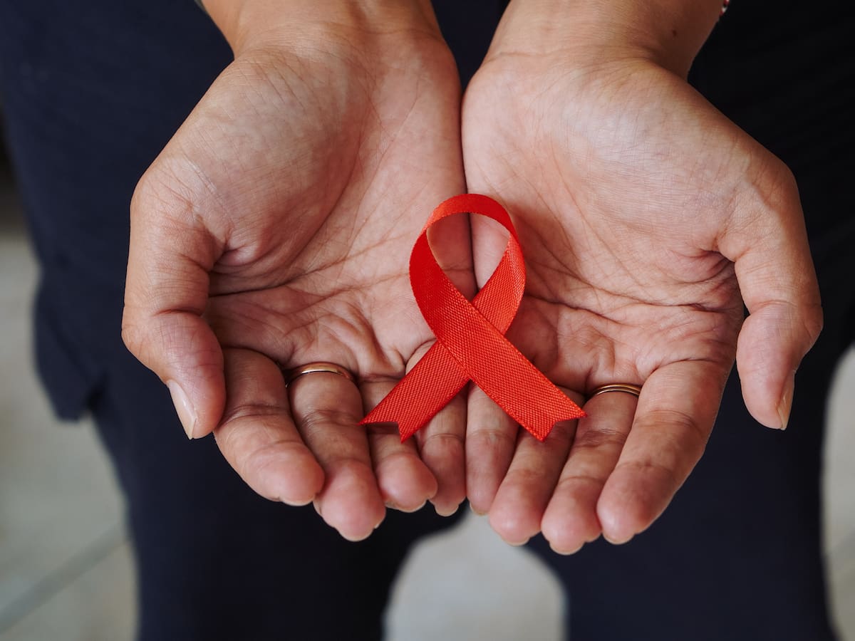 “No hay evidencia de que el VIH se transmita por un beso”: especialistas desmienten mitos sobre transmisión del virus