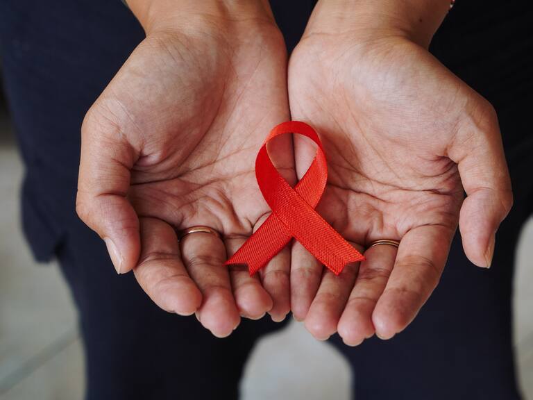 “No hay evidencia de que el VIH se transmita por un beso”: especialistas desmienten mitos sobre transmisión del virus