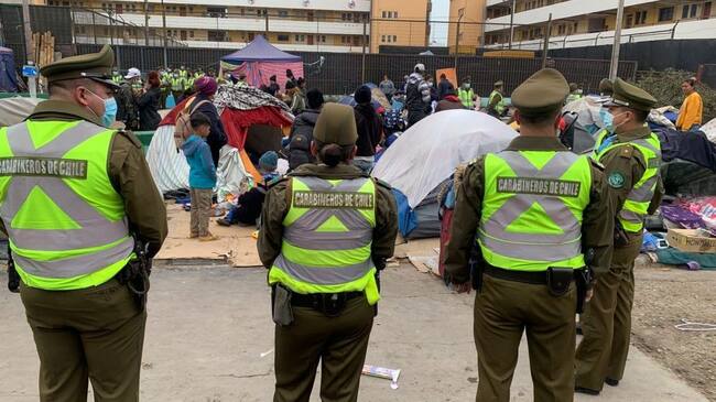 24 DE SEPTIEMBRE DE 2021 / IQUIQUESe desarrolla operativo de desalojo de los carpas de migrantes, por funcionarios de la PDI y Fuerzas Especiales de Carabineros en la plaza Brasil de Iquique, en el centro de la comuna.
FOTO: CRISTIAN VIVEROS/ AGENCIAUNO