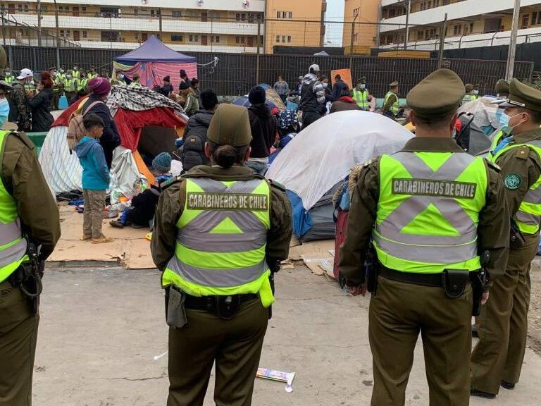 24 DE SEPTIEMBRE DE 2021 / IQUIQUESe desarrolla operativo de desalojo de los carpas de migrantes, por funcionarios de la PDI y Fuerzas Especiales de Carabineros en la plaza Brasil de Iquique, en el centro de la comuna.
FOTO: CRISTIAN VIVEROS/ AGENCIAUNO