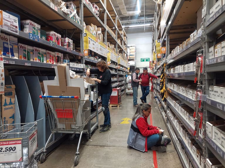 Desocupación en Chile baja en el trimestre diciembre 2025 – febrero 2026: las mujeres destacan