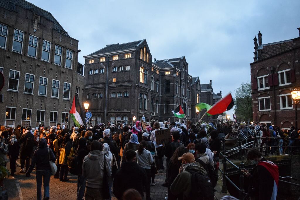Los manifestantes reunidos en la Universidad de Ámsterdam, en Países Bajos, se expresan a favor de la Franja de Gaza y Palestina.